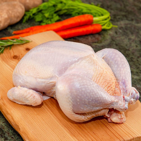 Ayam penuh segar disembelih halal dibekalkan oleh AKR Smart Poultry, Semenyih